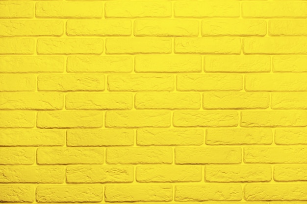 Fond de mur de brique jaune. Couleur tendance 2021 jaune