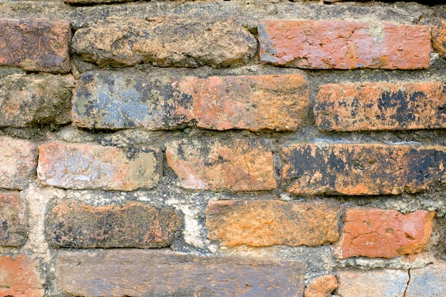 Fond de mur de brique vieux orange foncé fissuré Texture au temple antique thaïlandais.