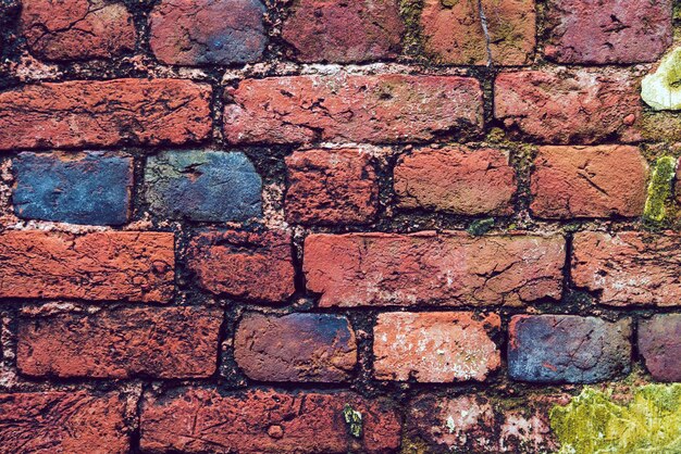 Fond de mur de brique vintage avec des projecteurs sur le mur en forme de coeur