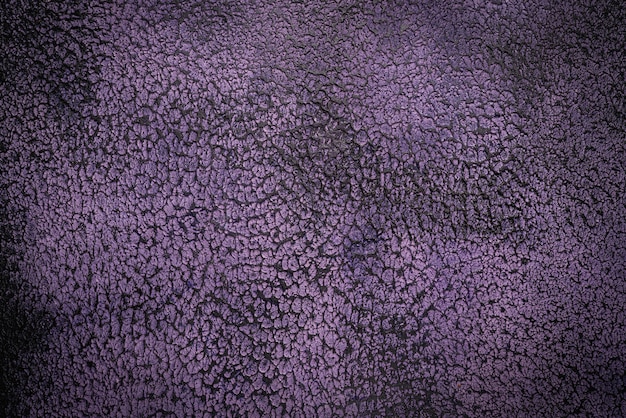 Fond de mur en pierre ou en béton violet, texture vue de dessus