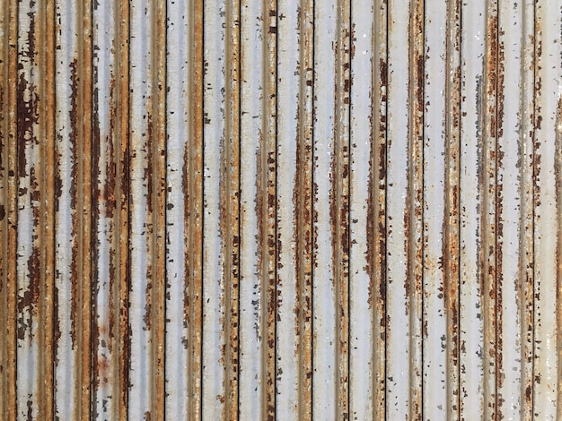 Fond de mur de porte d&#39;obturateur en acier rouillé sale verticale.