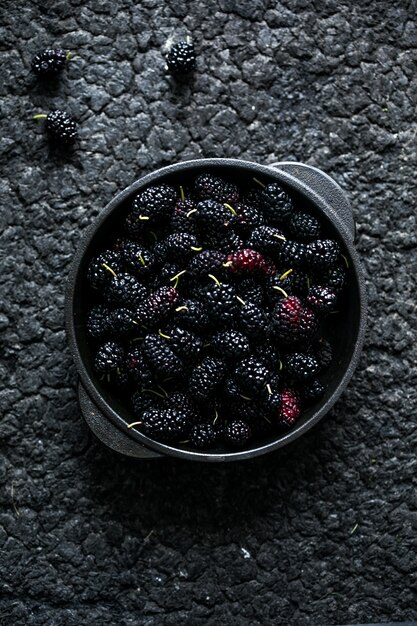 Fond de mûres fraîches. Divers fruits noirs d'été.