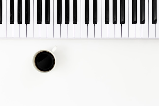 Fond musical plat avec clavier musical et tasse à café espace de minimalisme musical pour le texte