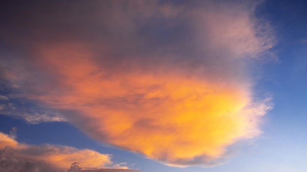 Fond de nature abstraite ciel coucher de soleil lever du soleil avec de beaux nuages jaunes