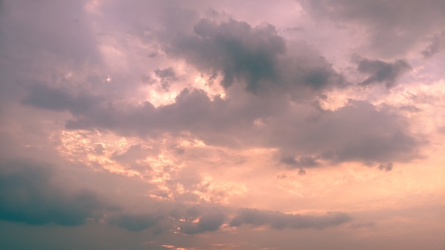 fond nature de beau ciel au coucher du soleil abstrait