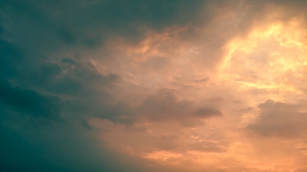 fond nature de beau ciel au coucher du soleil abstrait