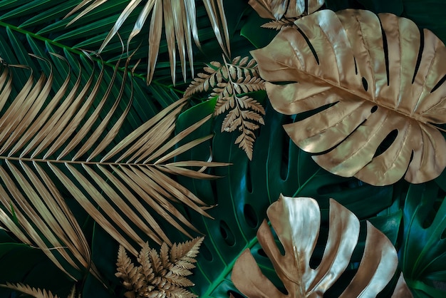 Fond de nature créative Feuilles de Monstera et palmiers tropicaux or et vert