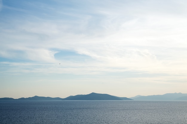 Fond de nature mystérieuse magnifique avec de l&#39;océan contre les montagnes brumeuses