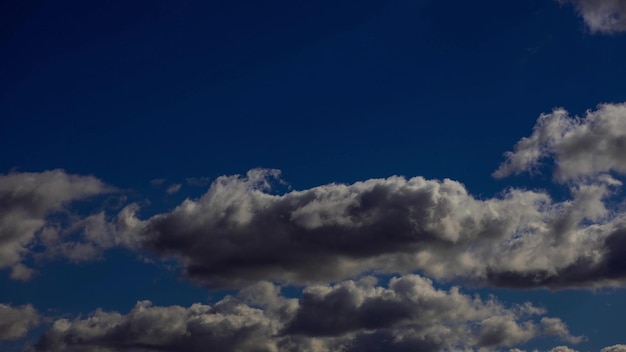 Un fond de nature nuages blancs sur ciel bleu