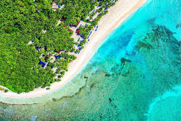 Fond de nature paradisiaque île tropicale. Vue aérienne supérieure de drone de la belle plage avec de l'eau de mer turquoise et des palmiers. Île de Saona, République dominicaine.