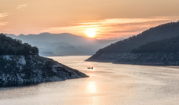 Fond de nature, paysage de montagnes et de soleil