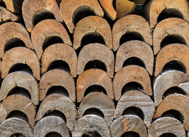 Fond naturel de bois de chauffage soigneusement empilé