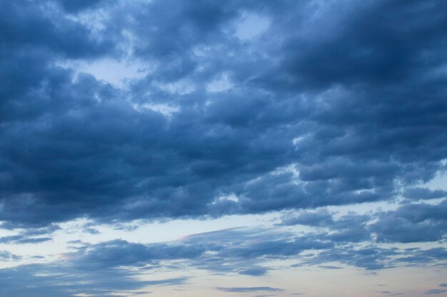 Fond naturel Ciel bleu avec des nuages au coucher du soleil Gros plan