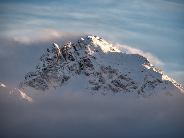 Fond naturel du sommet de la montagne dans les nuages