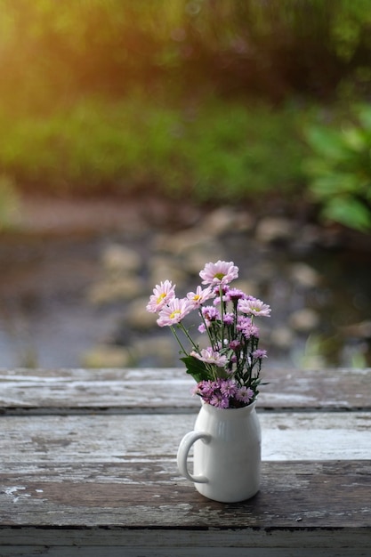 Fond naturel d'été avec des fleurs sauvages dans une tasse blanche