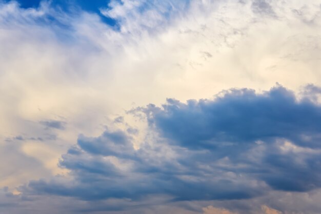 Fond naturel - formant des cumulonimbus dans le ciel du matin