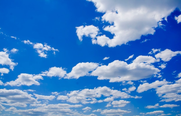 Fond naturel. nuages blancs sur ciel bleu