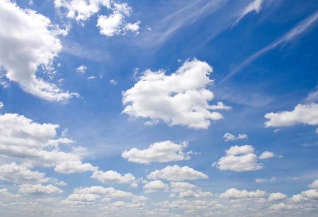 Fond naturel. nuages blancs sur ciel bleu