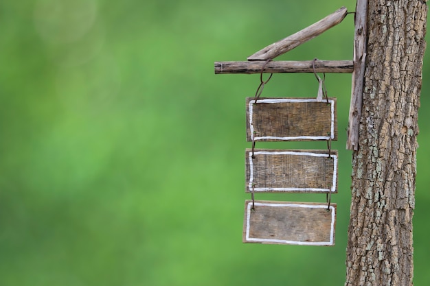 Fond naturel avec un panneau en bois