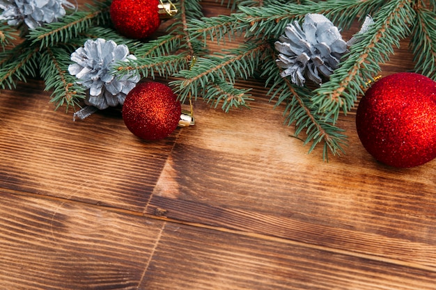 Fond de Noël Arbre de Noël et cônes sur un fond en bois