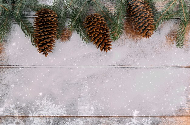 Fond de Noël Arbre de Noël et cônes sur un fond en bois