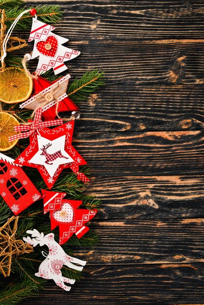 Fond de Noël avec arbre de Noël et décorations d'arbre de Noël