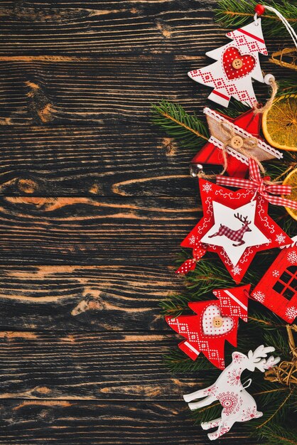 Fond de Noël avec arbre de Noël et décorations d'arbre de Noël.