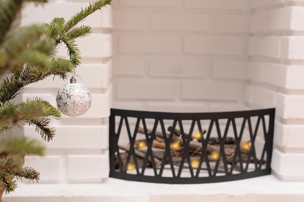 Fond de Noël avec arbre de Noël décoré contre une cheminée défocalisée Concept de vacances confortables d'hiver ou du Nouvel An Mise au point sélective