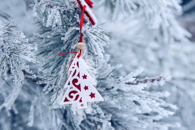 Fond de Noël avec arbre de Noël enneigé et jouet de Noël