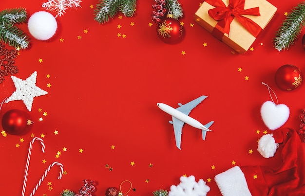 Fond de Noël avec avion, voyage. Nature de la mise au point sélective