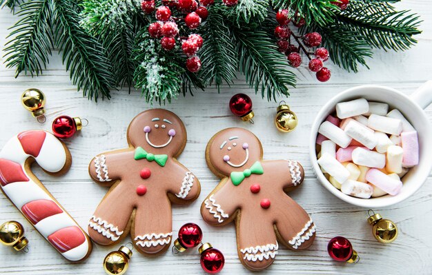 Fond de Noël avec des biscuits au cacao et au pain d'épice. Fond en bois blanc