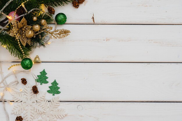 Fond de Noël blanc décoré avec un décor festif