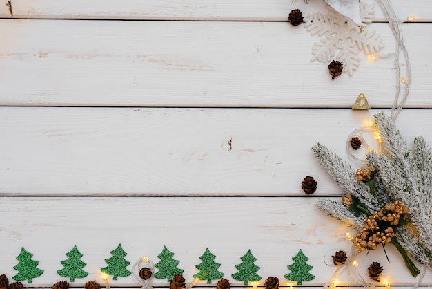 Fond de Noël blanc décoré avec un décor festif