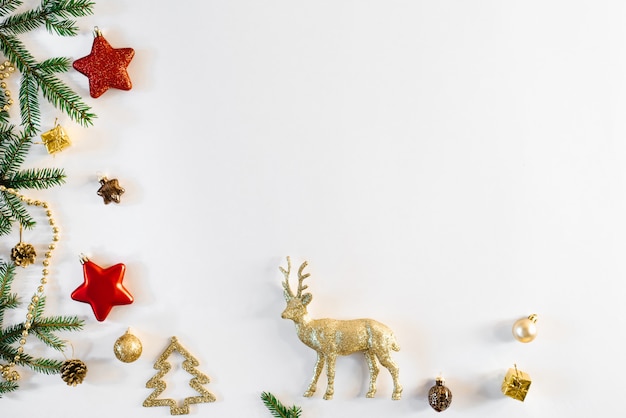 Fond de Noël blanc avec des jouets d'arbre de Noël
