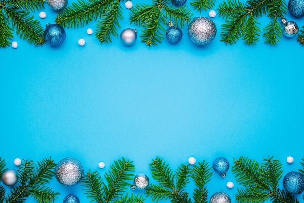 Fond de Noël bleu avec bordure. Vue de dessus, copiez l'espace pour le texte festif