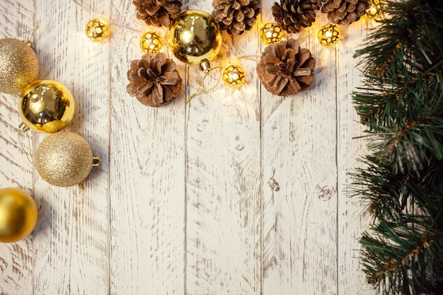 Fond de Noël en bois blanc. Espace vide pour le texte.