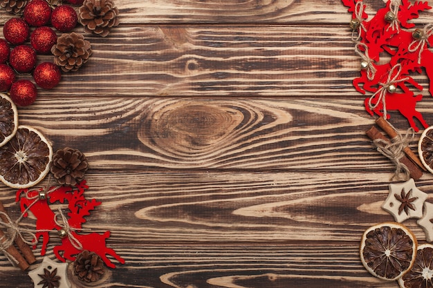 Photo fond de noël en bois avec des jouets d'arbre de noël à la main