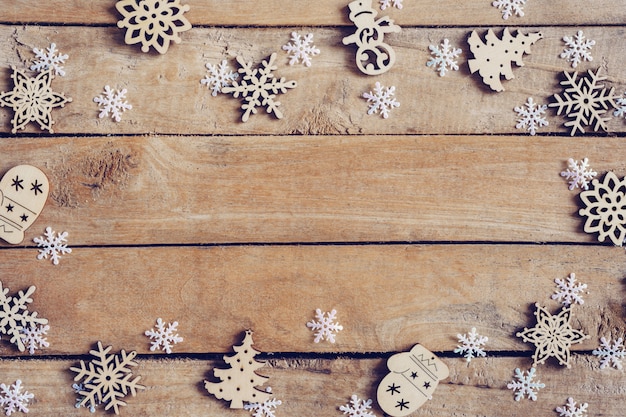 Fond de Noël en bois marron avec des flocons de neige et décoration de Noël.