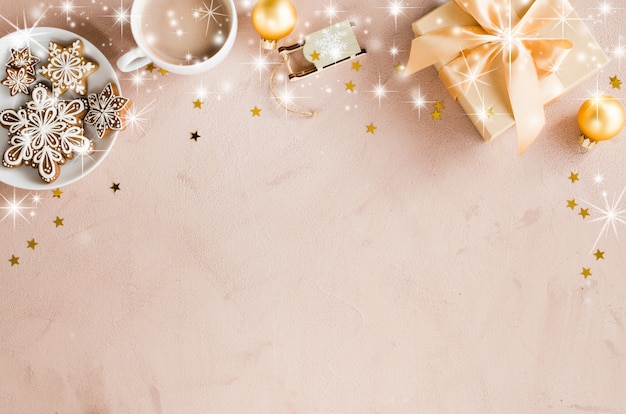 Fond de Noël avec boîte-cadeau, biscuits au cacao et pain d'épice.