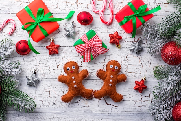 fond de Noël avec des boîtes-cadeaux et des biscuits au pain d'épice