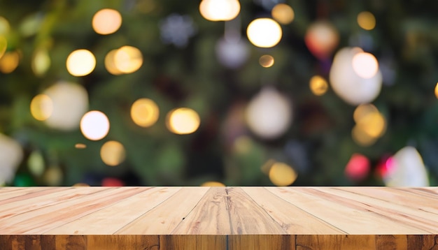 Fond de noël et bokeh léger flou avec table de terrasse en bois vide pour maquette de montage de produit