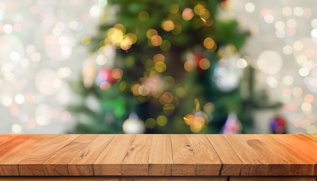 Fond de noël et bokeh léger flou avec table de terrasse en bois vide pour maquette de montage de produit