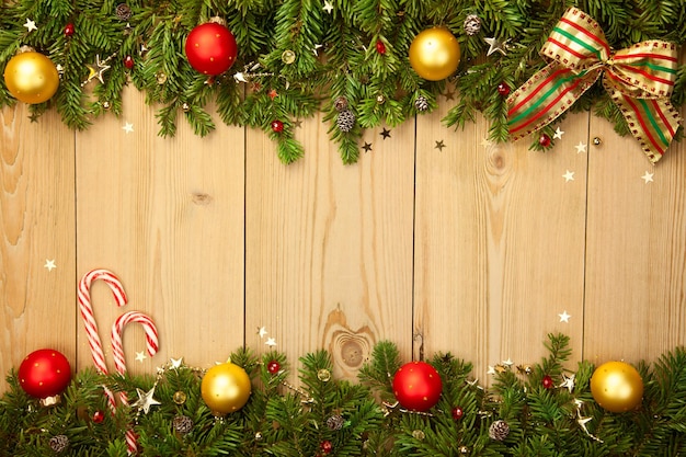 Fond de Noël avec des bonbons et des boules de sapin