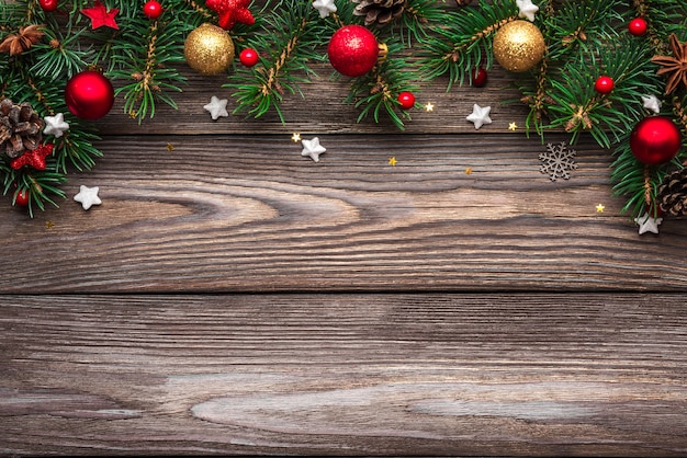 Fond de Noël et bonne année. Branches de sapin et décorations de vacances sur table en bois