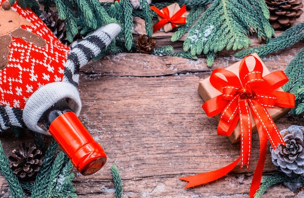 Fond de Noël et bonne année. Vacances d'hiver avec vin rouge et espace de copie pour le texte.