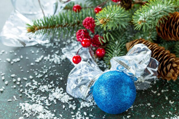 Fond de Noël avec boule bleue de Noël et espace de copie de neige