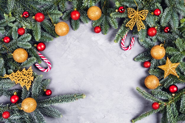 Fond de Noël avec des boules et des jouets dorés et rouges.