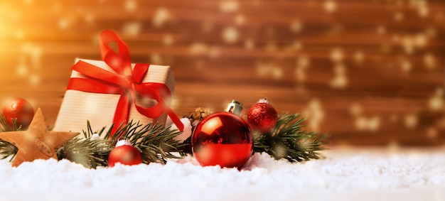 Fond de Noël avec des boules de Noël, des cadeaux et de la décoration