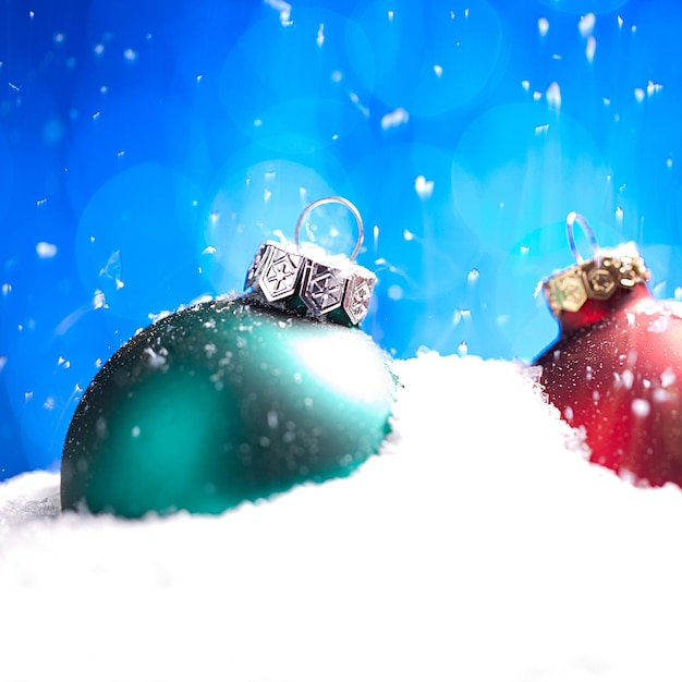 Fond de Noël. boules de noël avec fond et neige