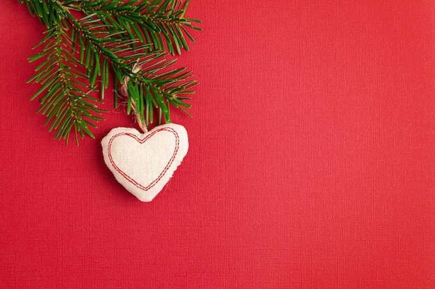 Fond de Noël avec des brances et des ornements d'arbre de Noël